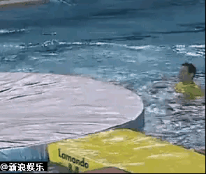 赵丽颖落水时，离郑恺那么近真的没看见吗[流泪]