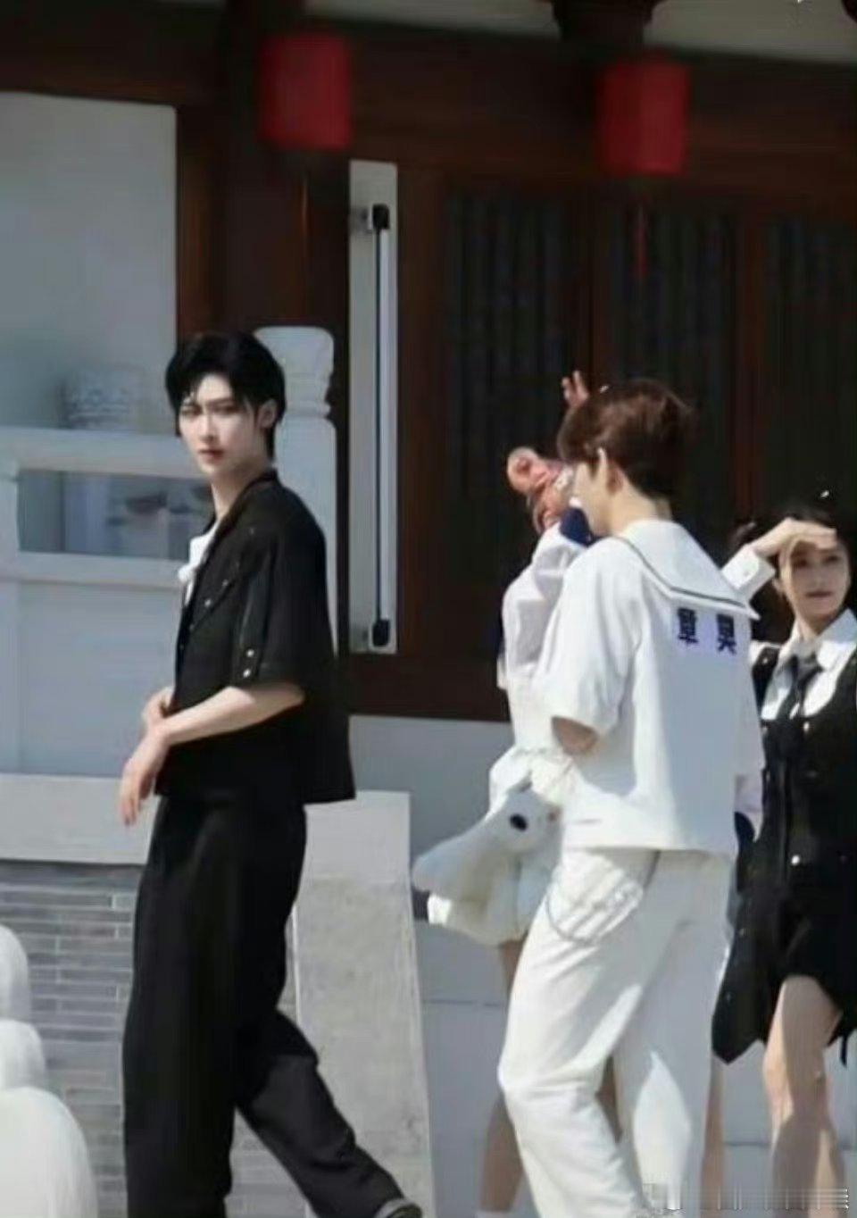 原来是去奔跑吧，不知道的还以为化这么浓的妆是来走秀呢 ​​​