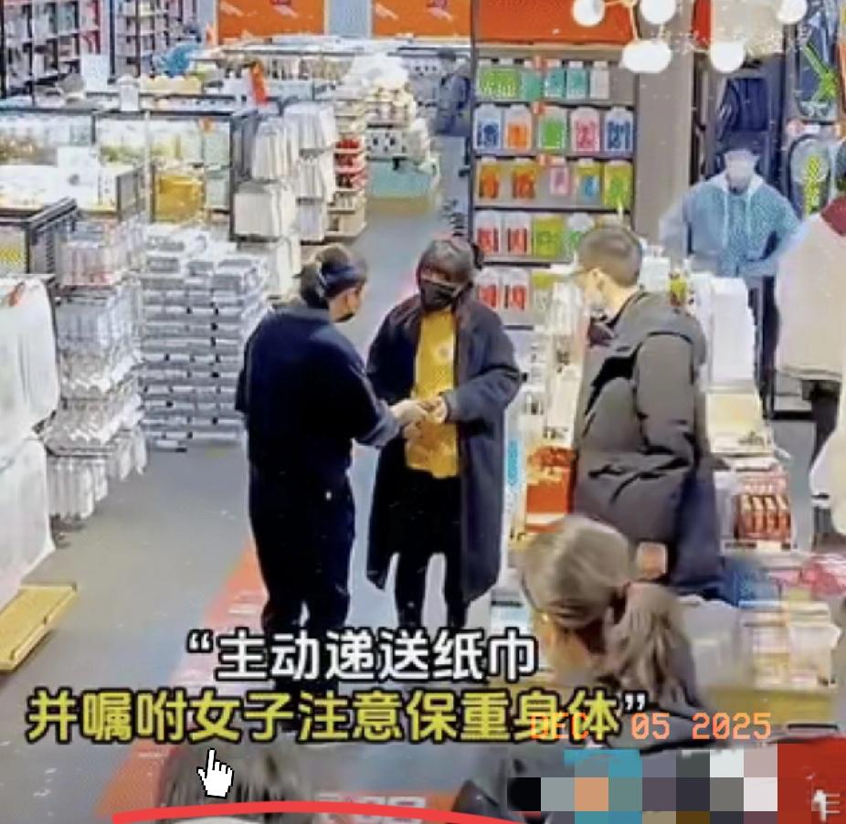 泪目了！一名孕妇正在超市里慢慢选购东西，一男子在经过孕妇身边的时候一直盯着她的后