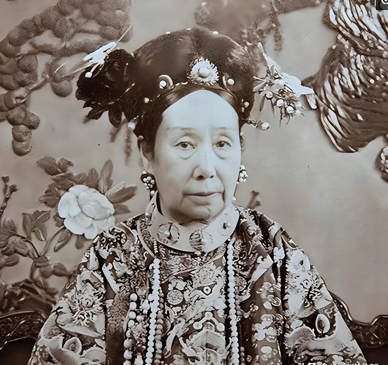 贪权的危害远大于贪财、贪色。慈禧就因为贪权，祸害了大清半个世纪。

咸丰驾崩之时