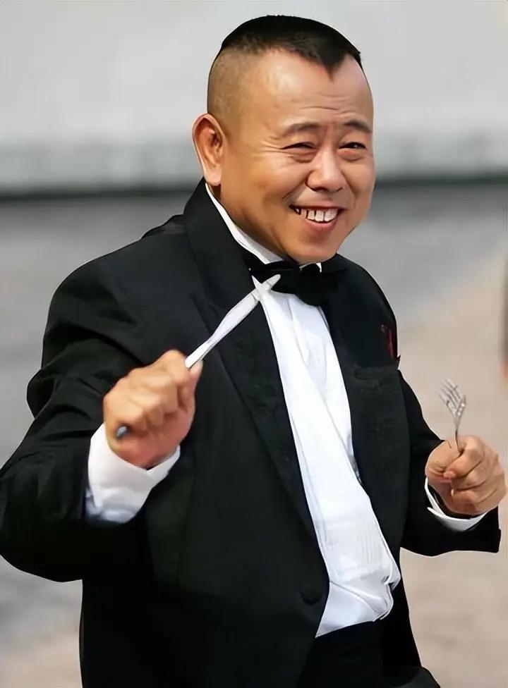 网传潘长江携全家移民美国，家有四个游泳池？本人携女儿回应：四个洗手池都没有，否认