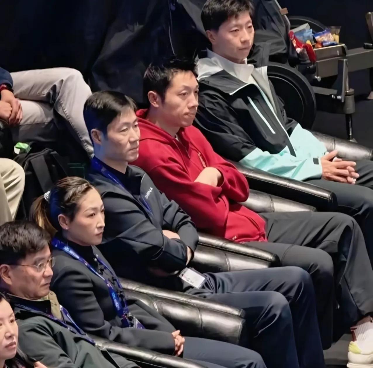 在伦敦世乒赛的现场，照片里的三个男人本来是坐在比赛现场最近的VIP沙发席，他们坐