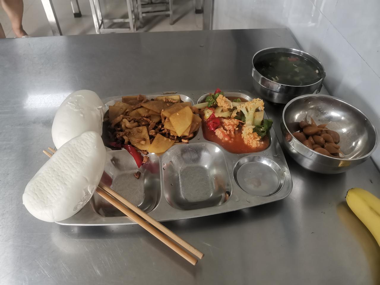 夏日生活打卡季食堂午饭，米饭馍馍，随意吃，有菜汤，绿豆汤，水果，降温解暑。