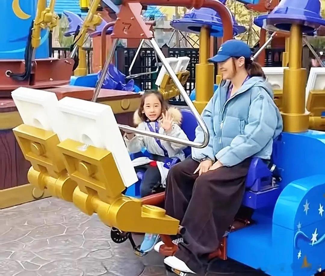 应采儿带着二胎儿子去游乐园玩，Hoho快6岁了还是留长头发，天生自来卷，发质细软