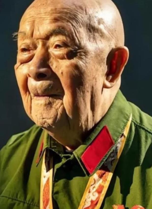 1952年，抗美援朝时，他一人歼敌400余人，立下汗马功劳，复员时，却因工作人员