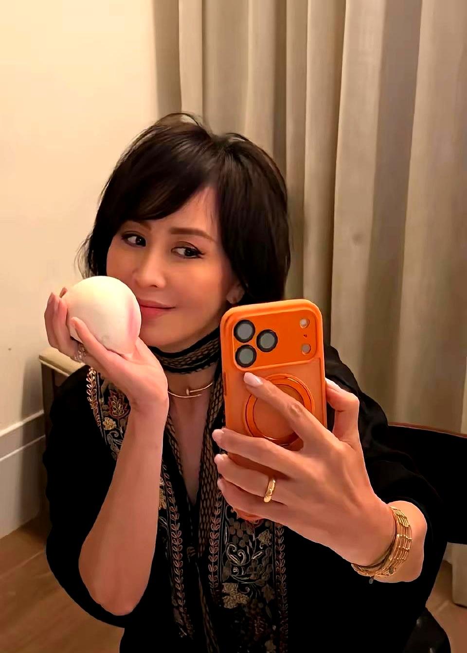 笑死了！有人说刘嘉玲六十大寿没有菜只摆了10个馒头。
 

她六十大寿就请了几个