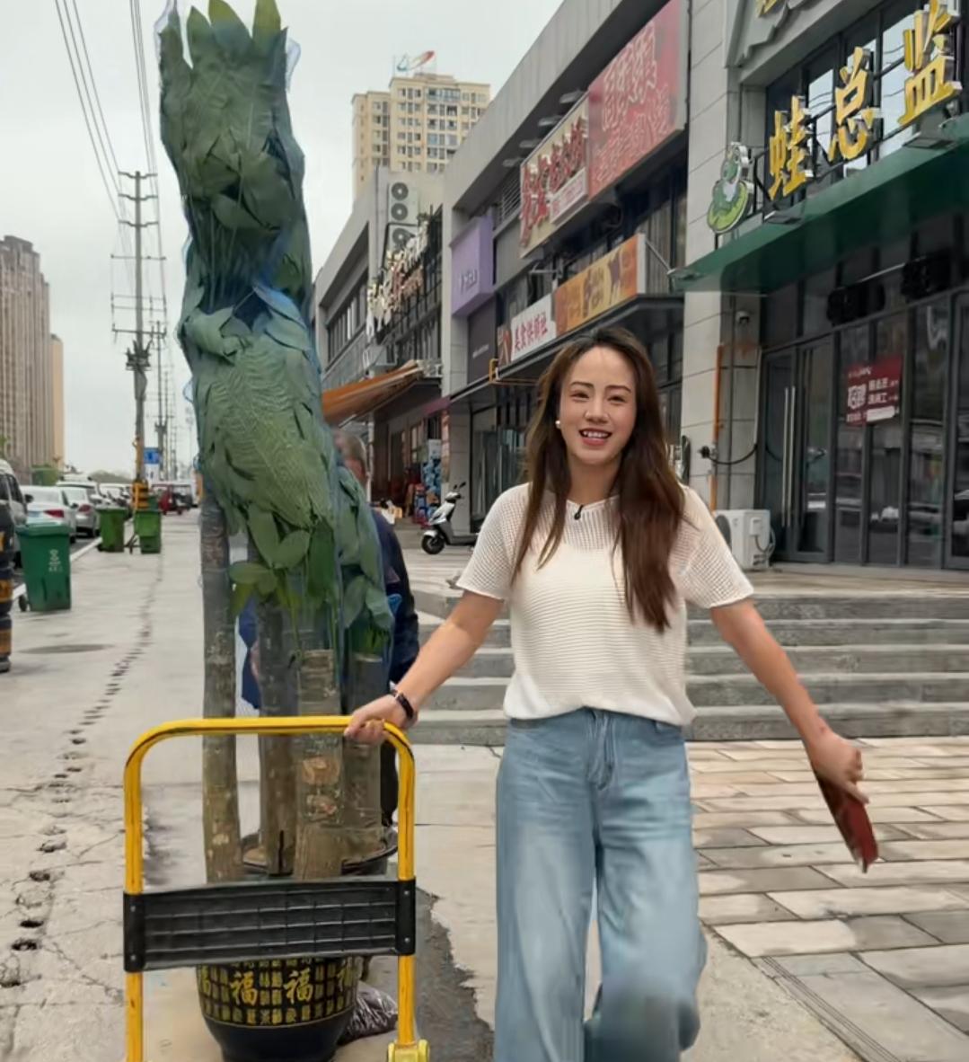 人红是非多！幺舅开业喜庆现场，小妹一个细节被误解，真实人品藏不住了！
 
网红走