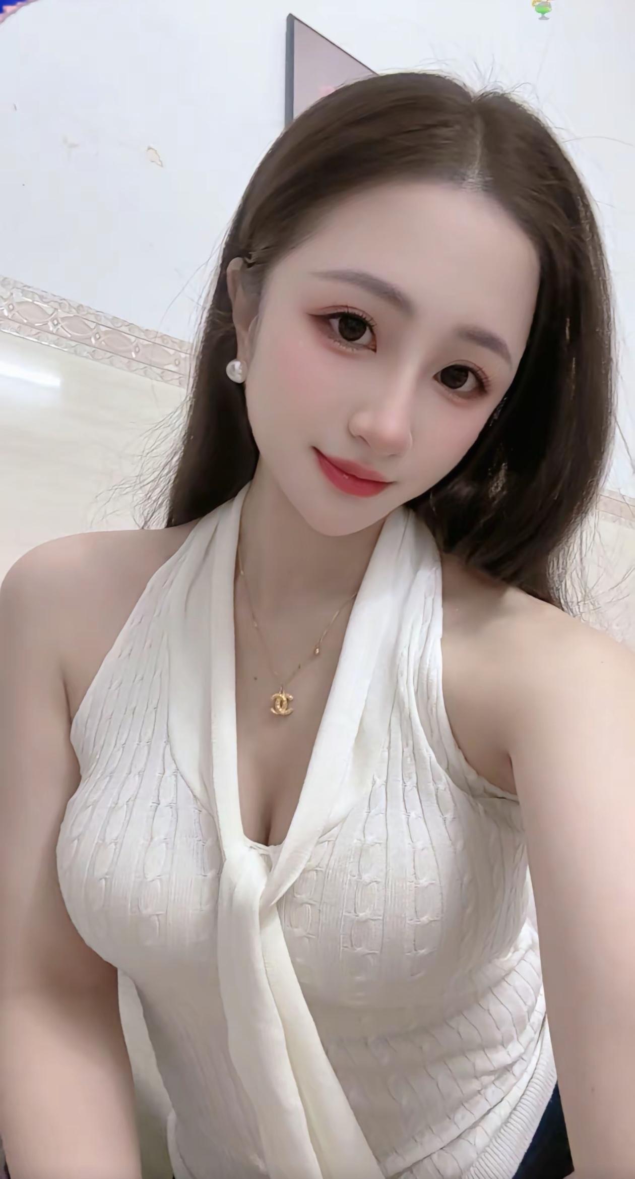 甜美少女风，温柔自拍，白色吊带裙，清新自然