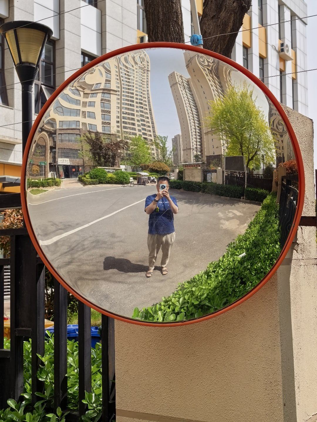 今天最高温28度，把夏天衣服拿出来了，穿短袖和凉鞋出门。后面会降温，可能还要穿几