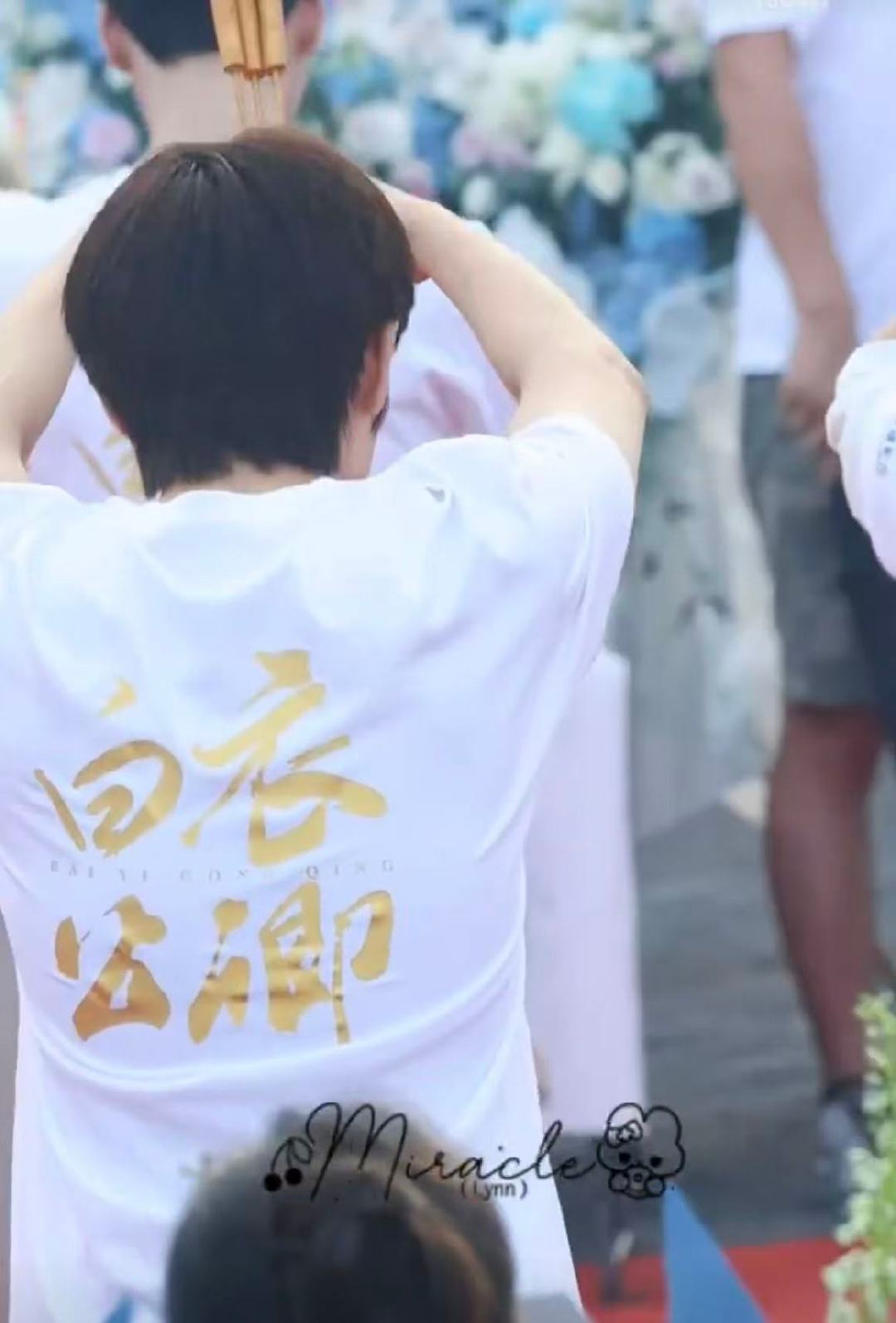 吴俊霆白衣公卿开机路透家人们快来看，吴俊霆在《白衣公卿》开机路透里状态超好！才结