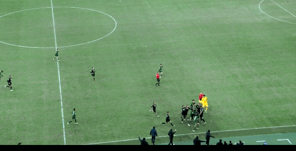 国安主场1:2不敌麦克阿瑟，结束本赛季亚冠比赛，比赛最后时刻球员可能也觉得不能让