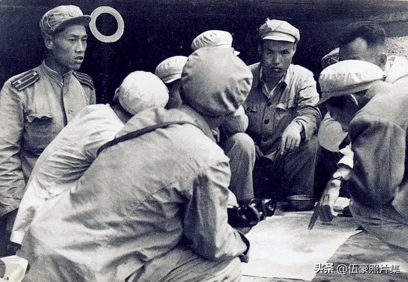 1952年，志愿军炮兵第2师师长朱光（左6）率队参观朝鲜人民军海防炮兵阵地，共同