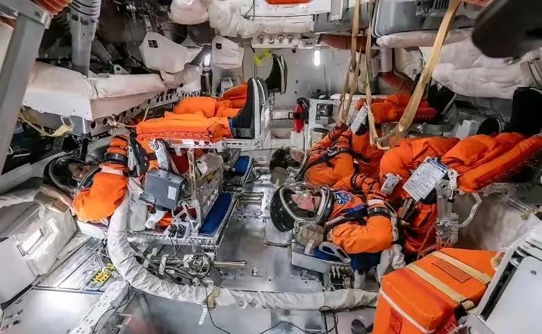 阿尔忒弥斯二号舱内情况，各种线路和管道乱七八糟，全部外露，如果不小心弄断一根不知