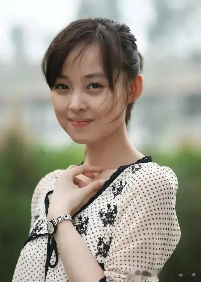 她真的好漂亮！端庄优雅，冰清玉洁，她叫缪婷茹。


清纯明丽，端庄优雅，冰清玉洁