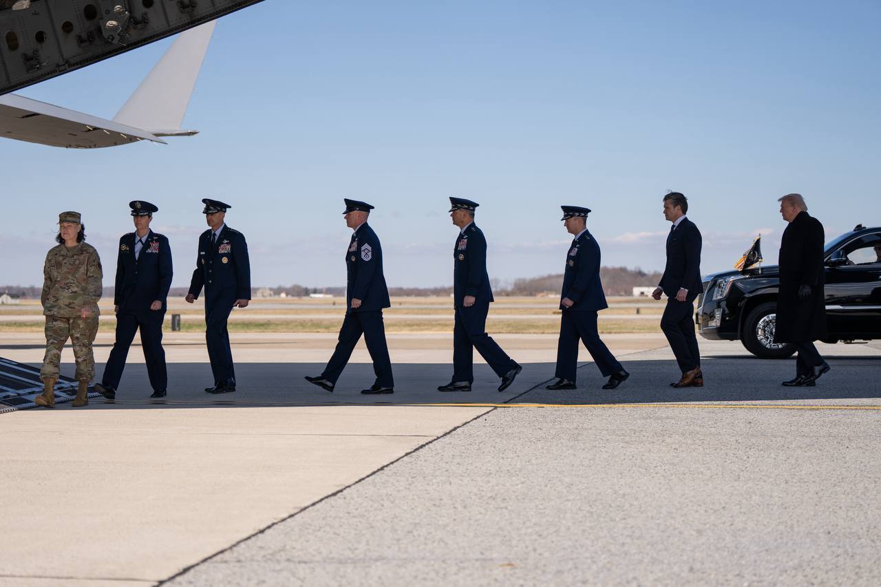 尽管有报道称，这些军人的家属要求不要拍摄转移过程的视频或照片，但白宫仍公布了多张