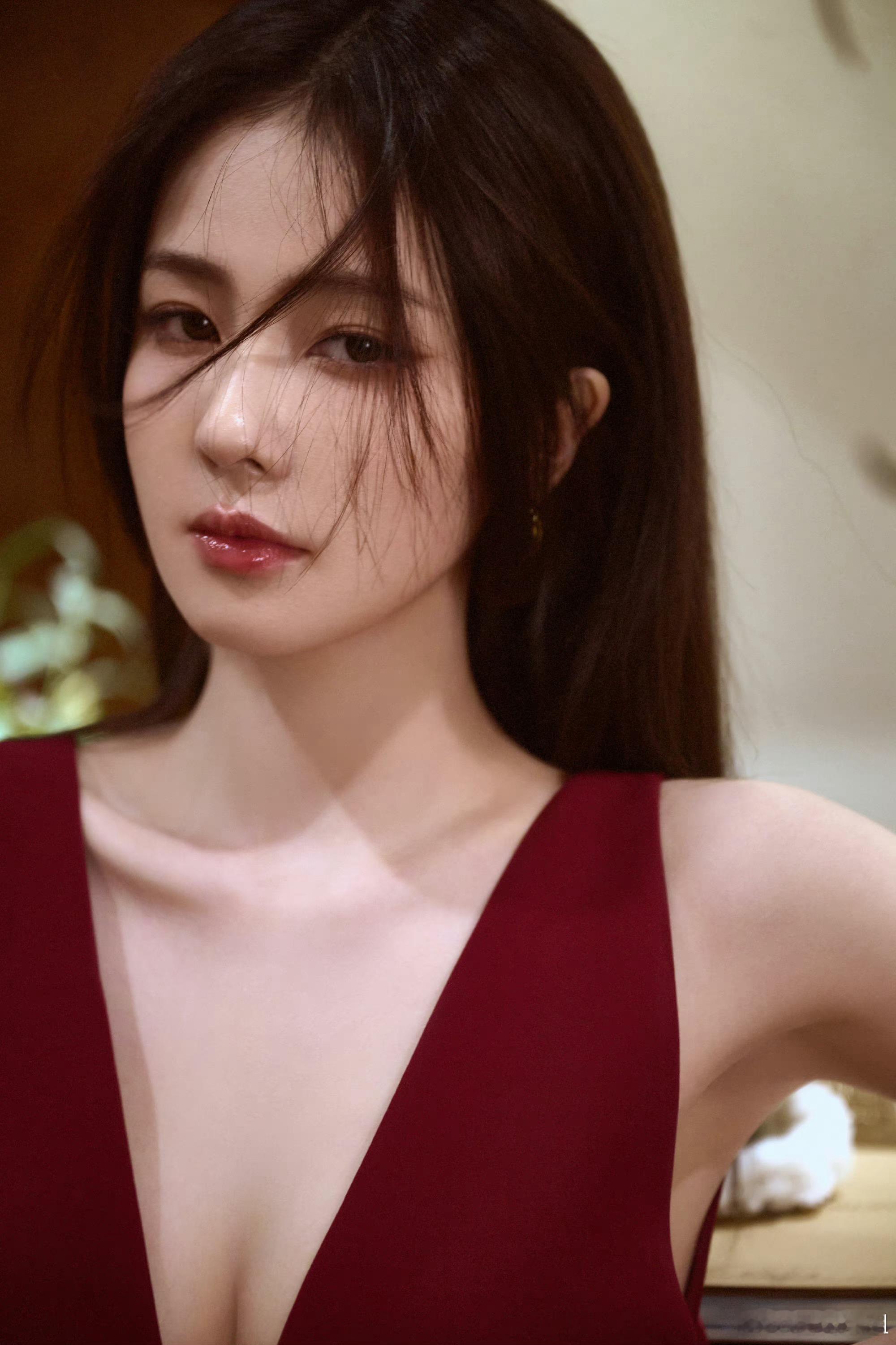 #白鹿深v酒红丝绒套装##白鹿丝绒红酒妆# 白鹿这一身真的还挺惊艳的，这身利落的