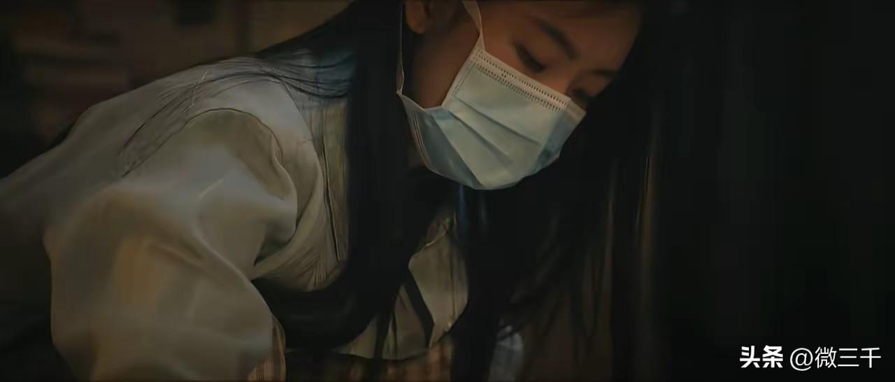 《交锋》里也有明显的“穿帮镜头”。

春晓和锦兰为了找到林看山的破绽，突发奇想从