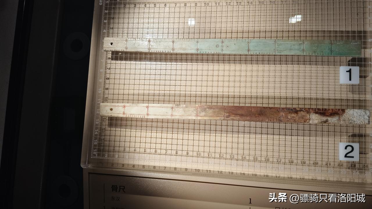 东汉洛阳人使用的实物尺子，用牛骨手工磨制而成，正反两面分寸刻划清晰。制作精工，保