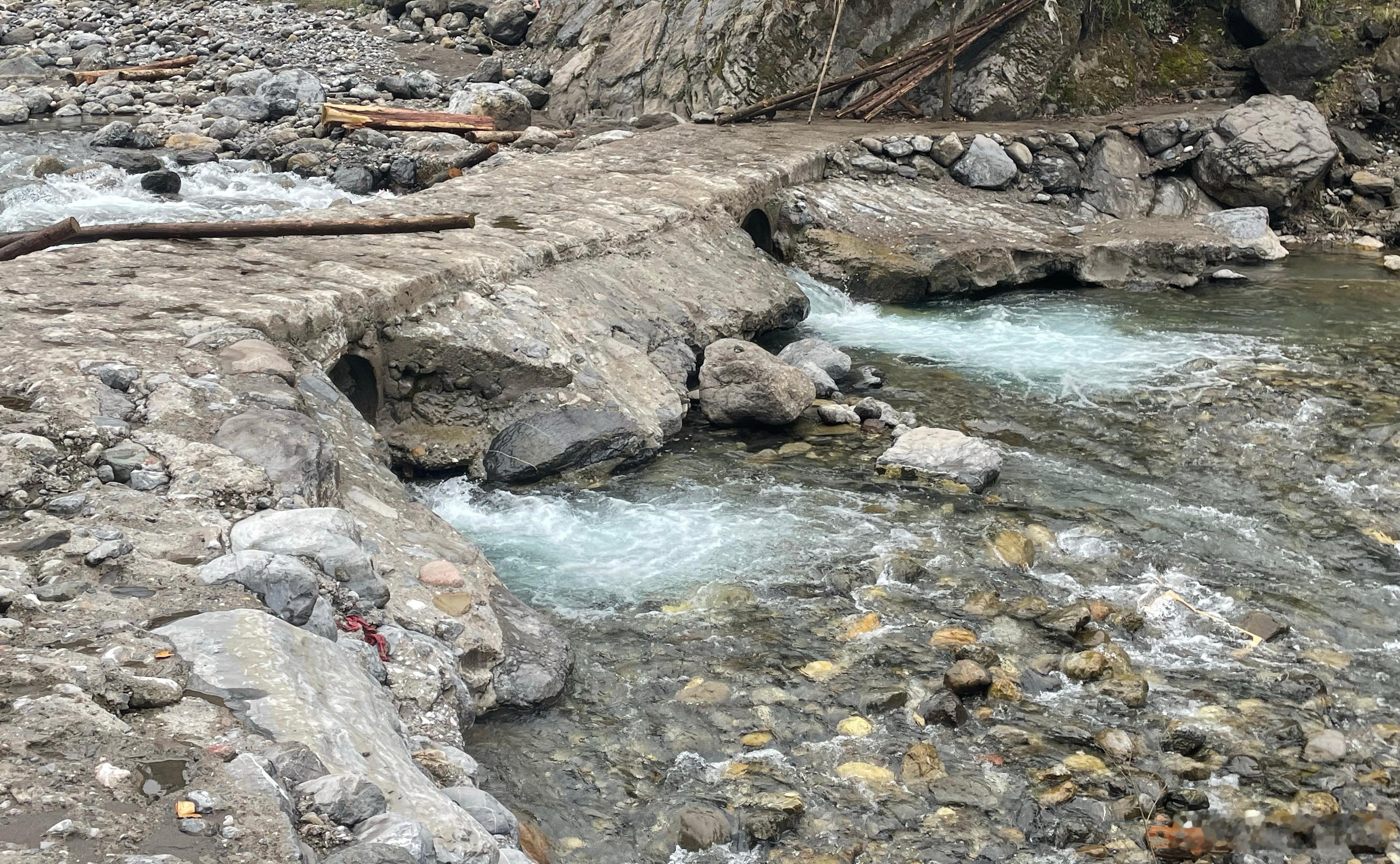 中午了，磨磨唧唧才到雪山脚下，哈哈哈哈哈哈哈，雪水寒冷刺骨但是超级清澈干净，舒服