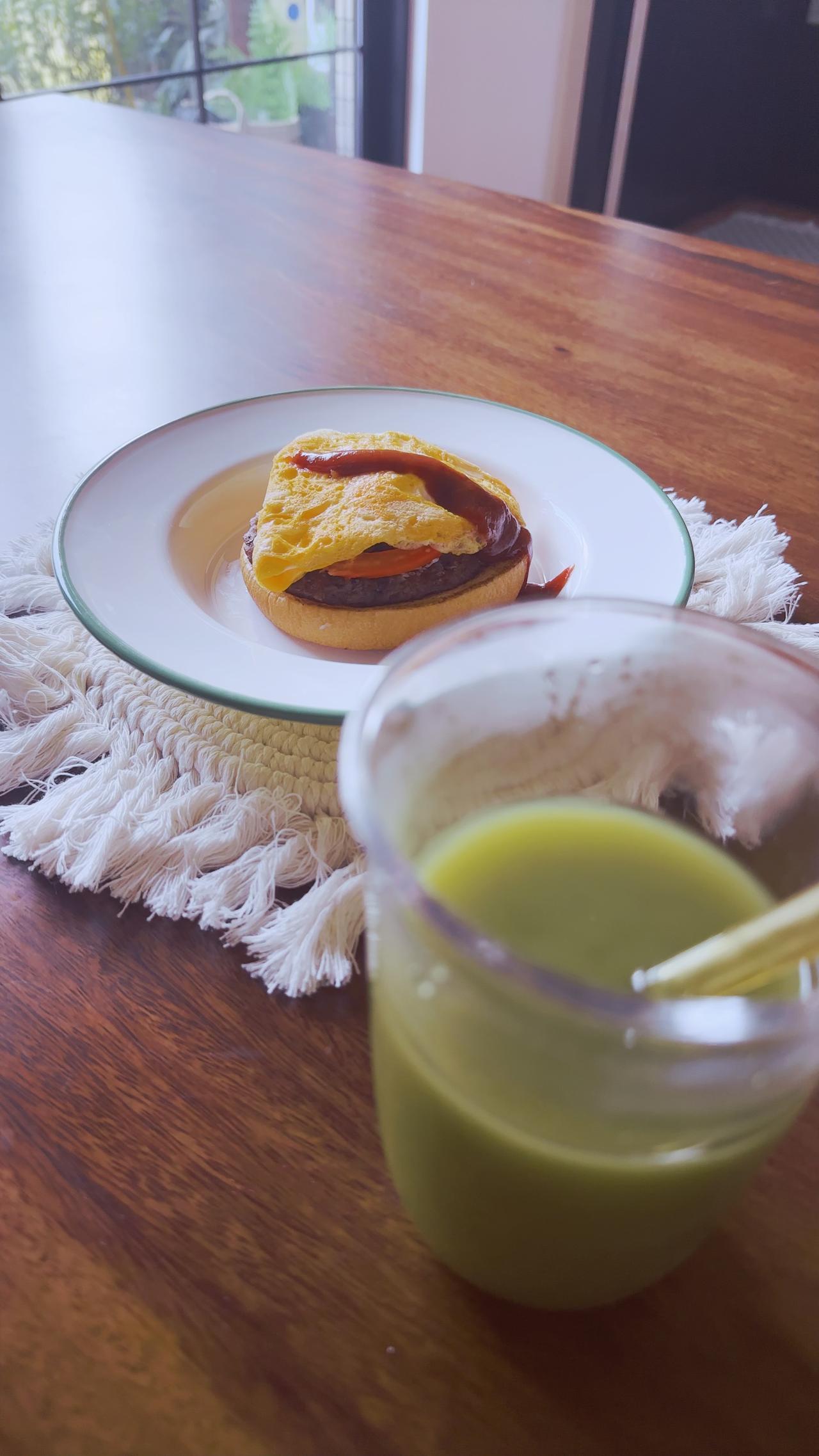 今天的早餐很顶

昨天的汉堡加热，再加一个蛋，去掉一半的汉堡胚，就可以吃了～
