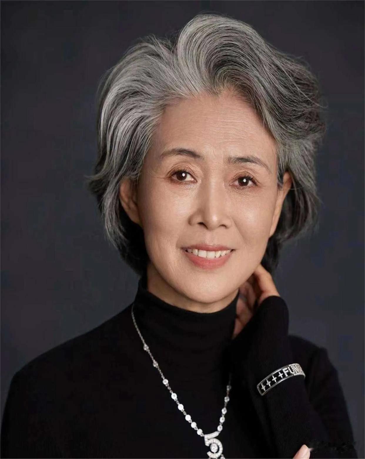 时间褶皱里的母亲
          ——情寄母亲节
文/半岛诗人

1
你曾是