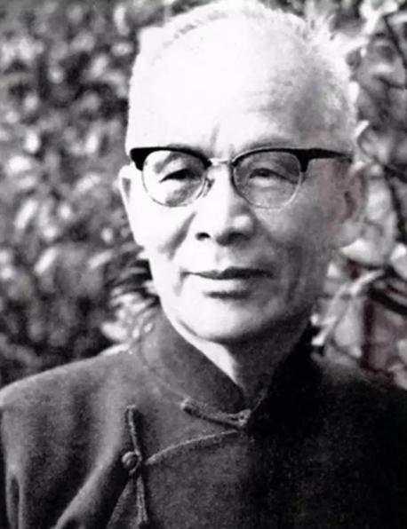 1950年，胡兰成受邀前往北京当官，可当他兴冲冲的走到半路时，却突然想起自己是个