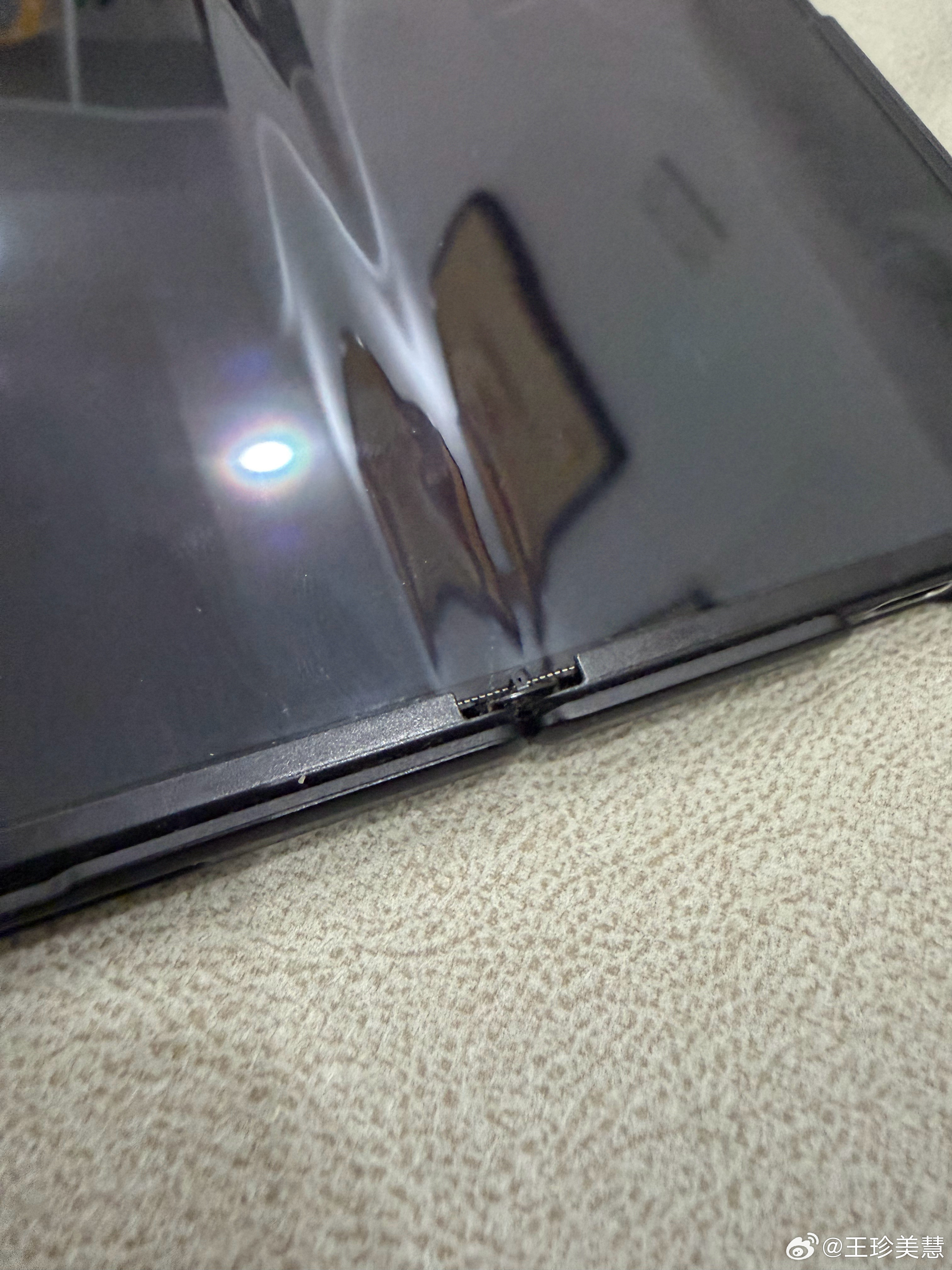 iPhoneDuo3.2万次折叠后手感无变化某安卓折叠屏用了两年，上面的转轴已经