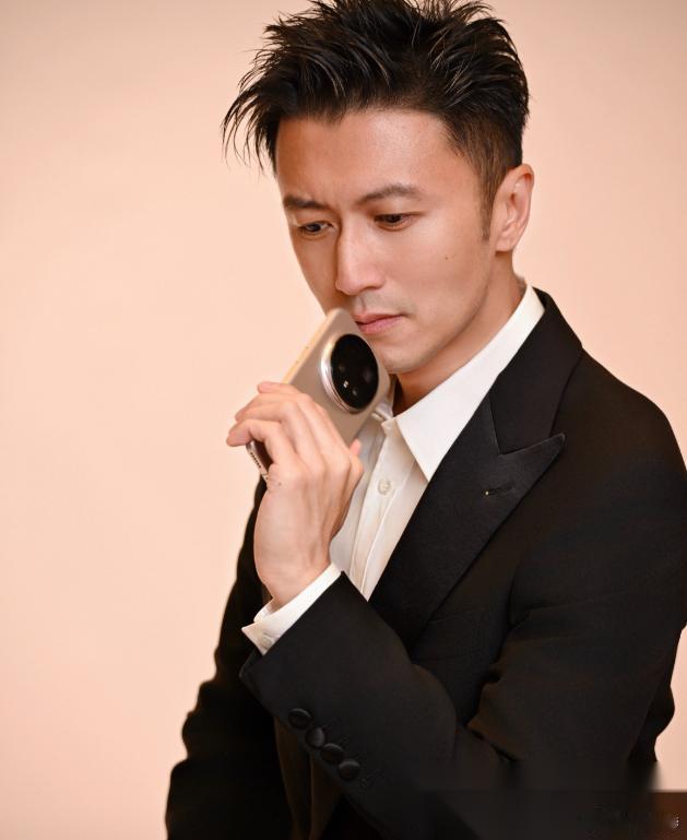 谢霆锋的演艺事业终于有人继承衣钵了。不是他和张柏芝的大儿子谢振轩，也不是二儿子谢