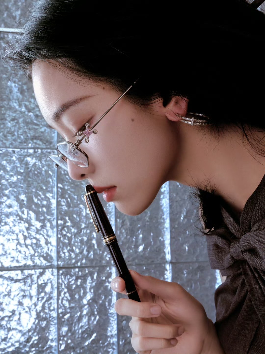 投稿 陈都灵 靠近点 闻闻危险的味道 ​​​