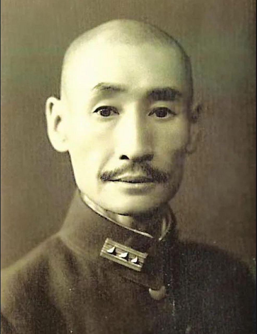 [太阳]1932年，马占山宣布向日本投降，顿时国内上下骂声一片，然而在受降仪式上