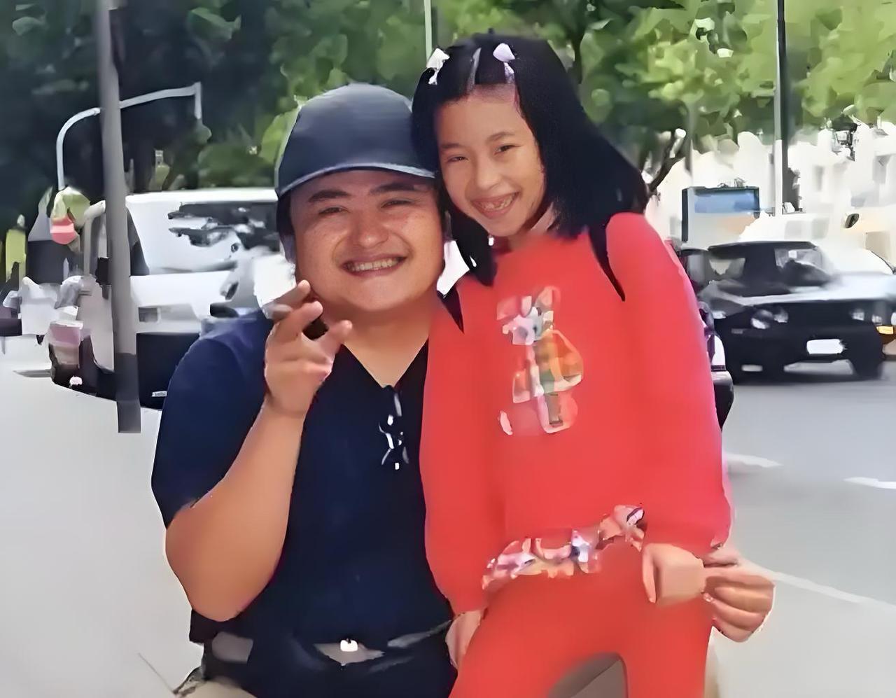 刘欢女儿红发造型惊艳婚礼！卢璐喜庆亮相，新郎帅气贴心引关注

2025年10月2