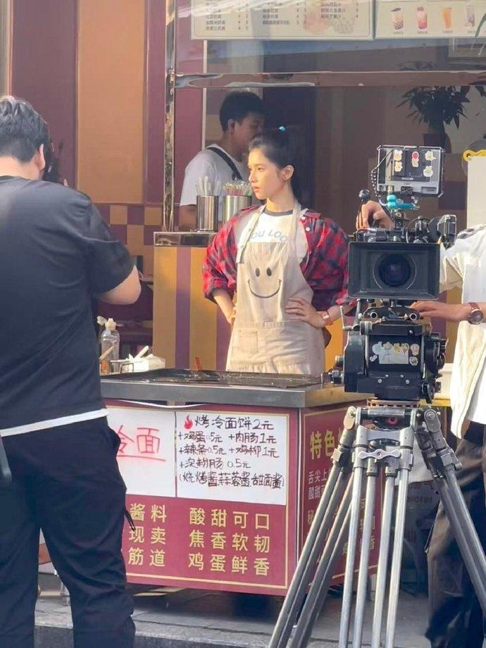 偶遇张婧仪做烤冷面偶遇张婧仪做烤冷面，好萌萌的感觉~ 张婧仪新剧做烤冷面路透