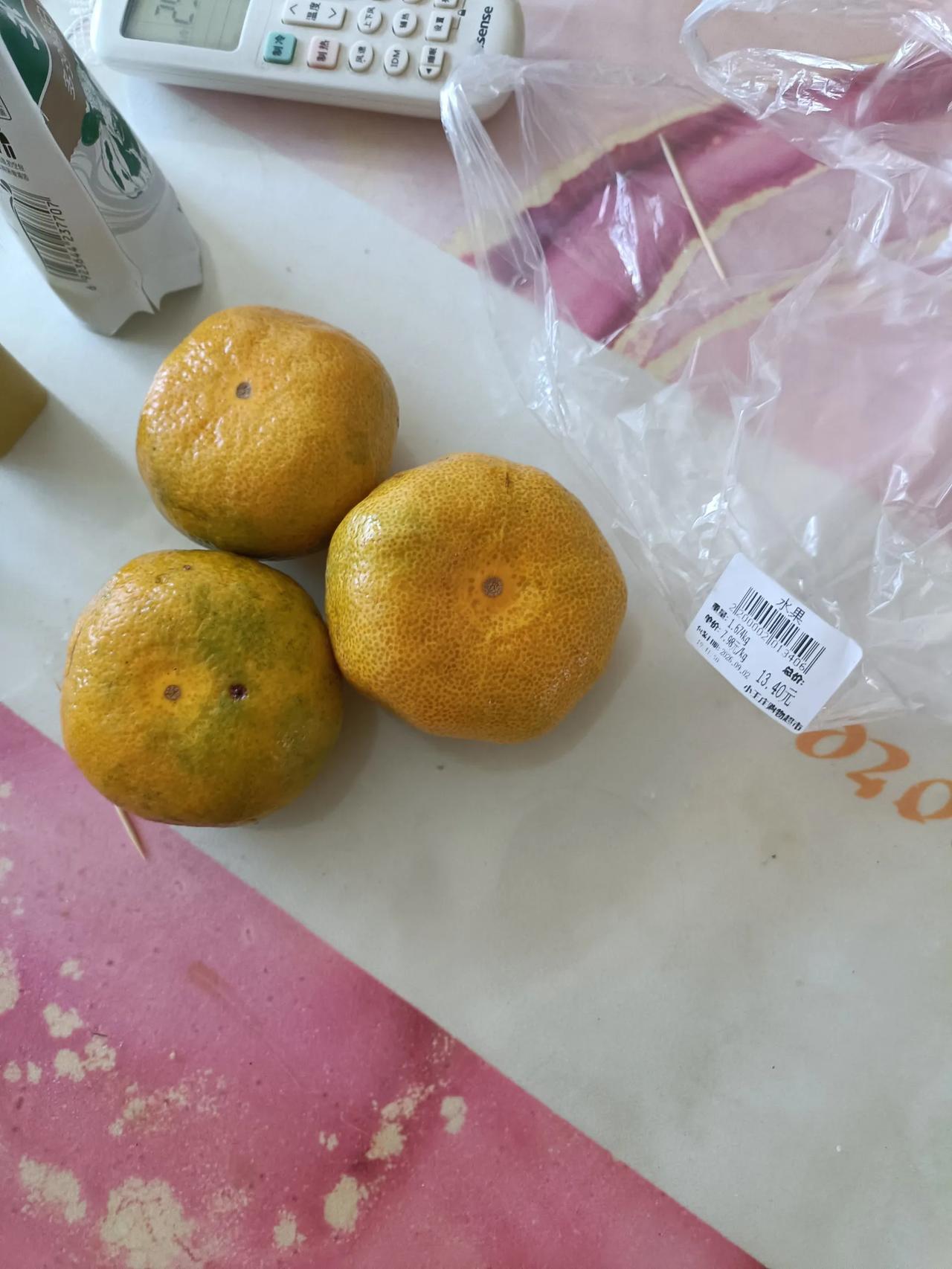 因为一堆橘子引发的战争，
昨天晚上老公回来买了一兜橘子，
四块钱一斤，我一看价格