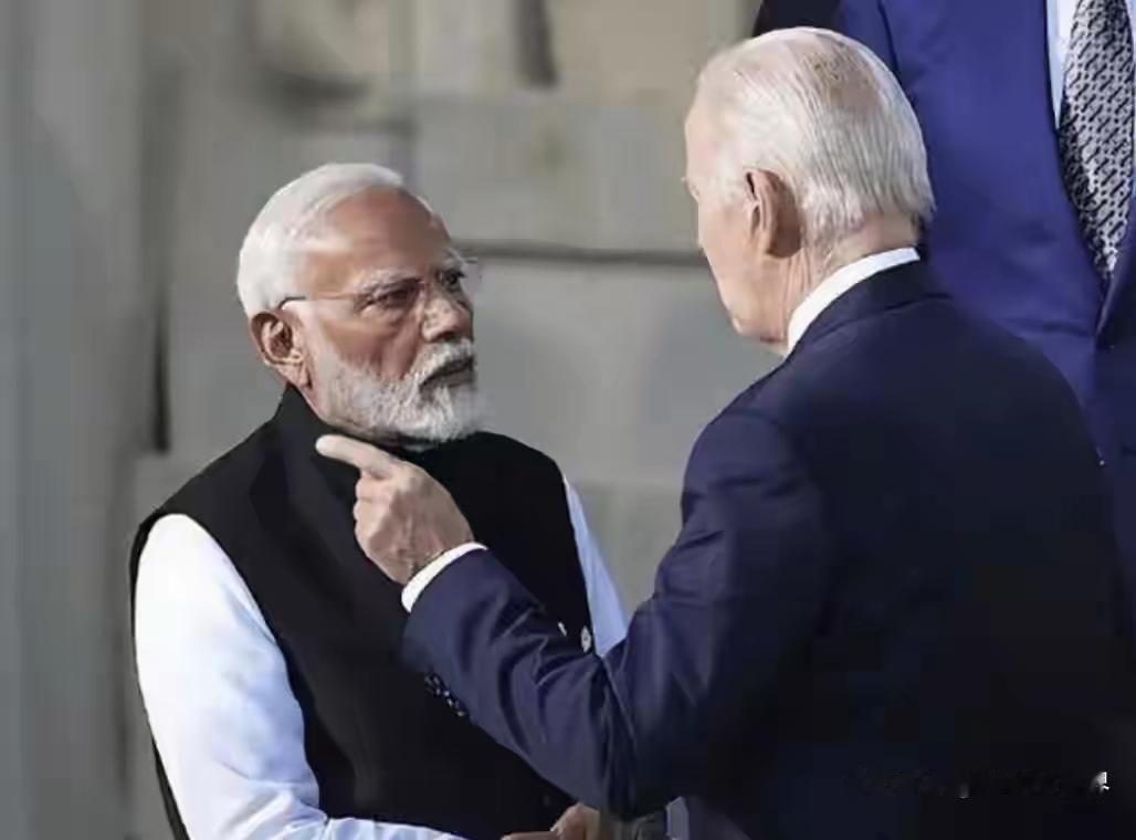 印度经济最近陷入了“越慌越跌，越跌越慌”的循环，场面有点哭笑不得。卢比对美元汇率