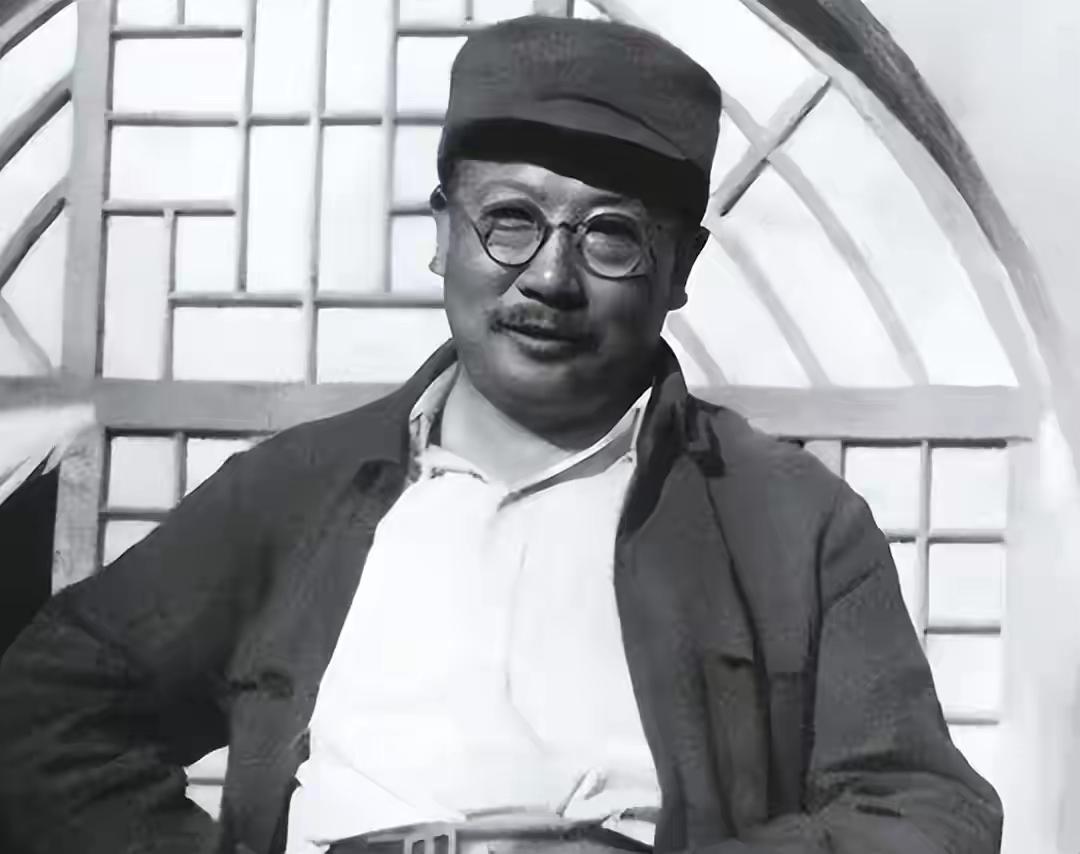 戴笠死后，李克农在翠明庄喝酒，楼下充当服务员的特务脸都绿了。

这事儿得从翠明庄