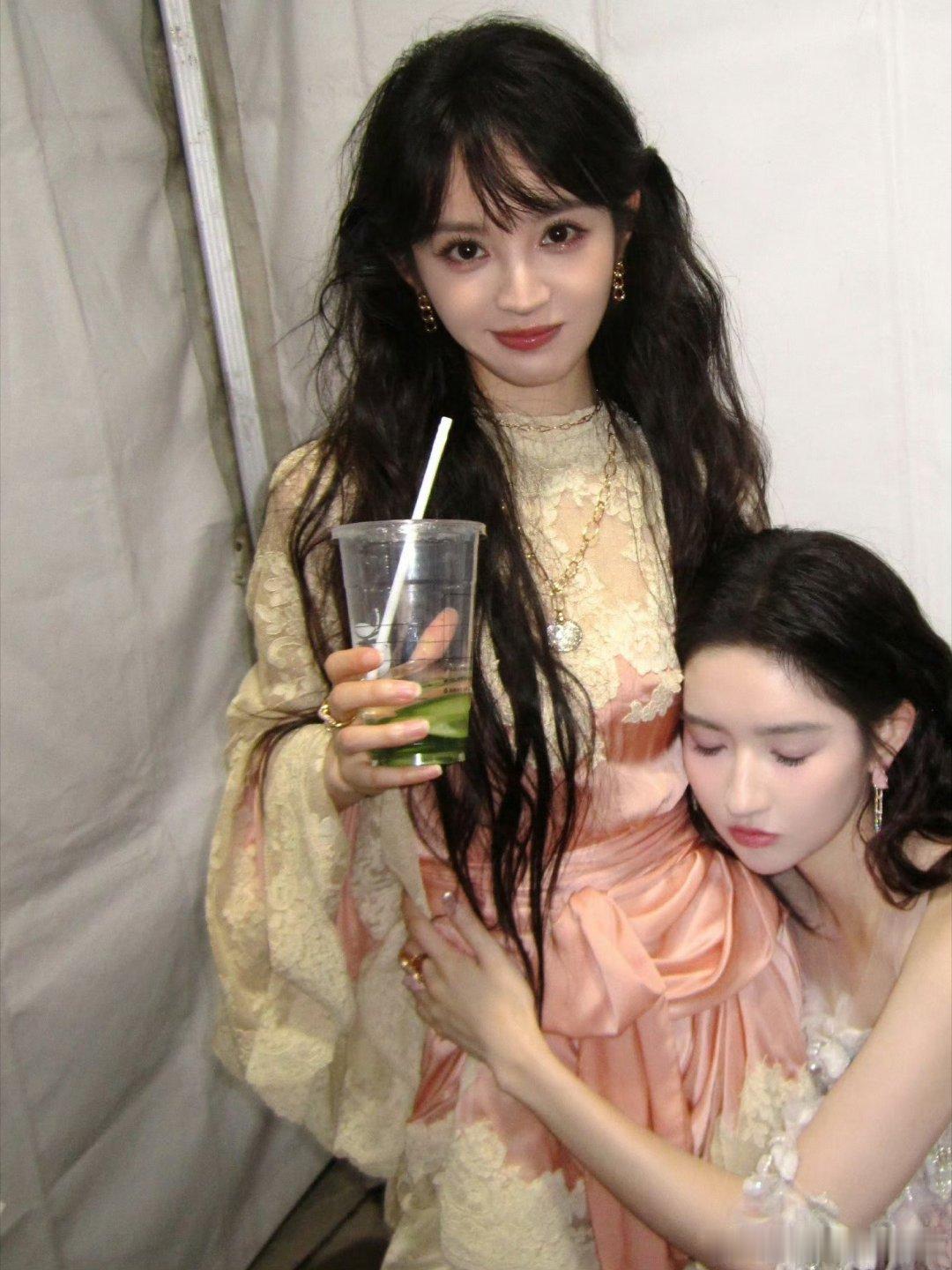 徐若晗撞衫田曦薇只知道这两个人里面有两个人很美徐若晗和田曦薇我都笑纳了已经开始期