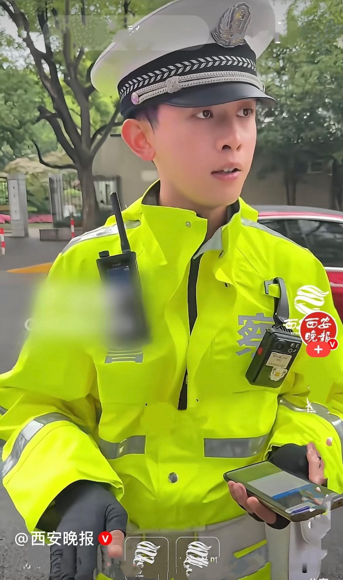 近日，上海街头一名女子开车直接追尾前车，按照交通法规，只要追尾，百分百是后车全责