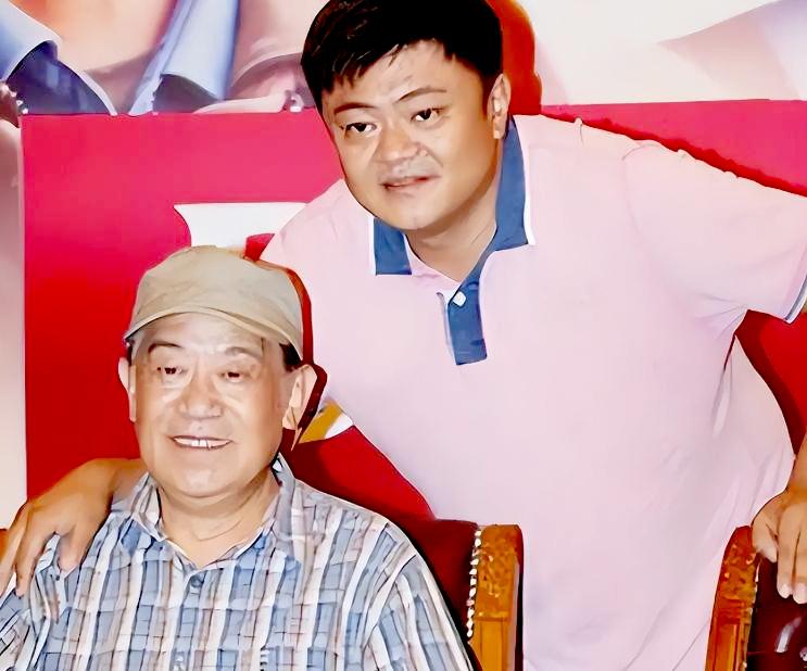 2025年50岁的儿子高亮突发肝病去世，
高明83岁经历了白发人送黑发人，
难受