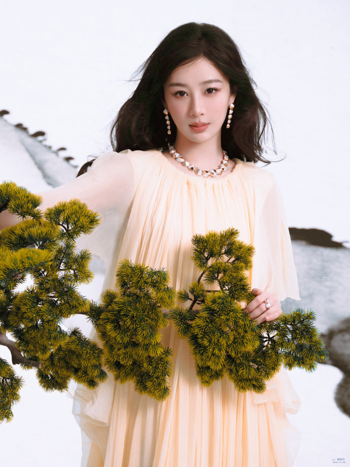 杨紫玉兰花开君再来 💜杨紫董竹君 想看的山海湖泊日落星辰 遇见你那天都有了着落