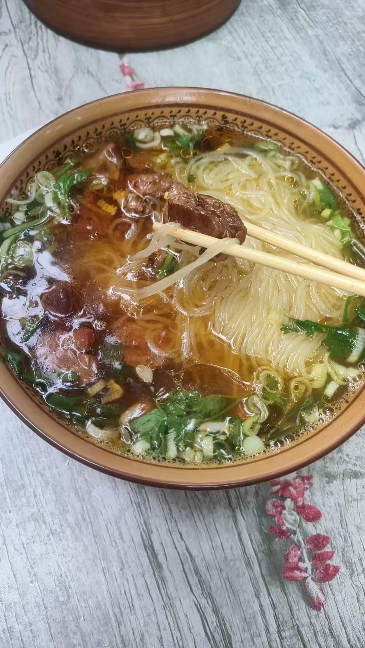 😋口味：从小吃到大，味道特别熟悉。就是洛阳比较常见的咖喱鸡汤，香菇鸡块米线。米