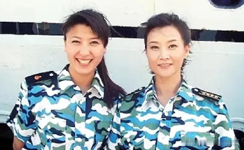 闫学晶宋祖英合影，面相高下立判，宋祖英一脸慈祥，看起来很有亲和力。

闫学晶一脸