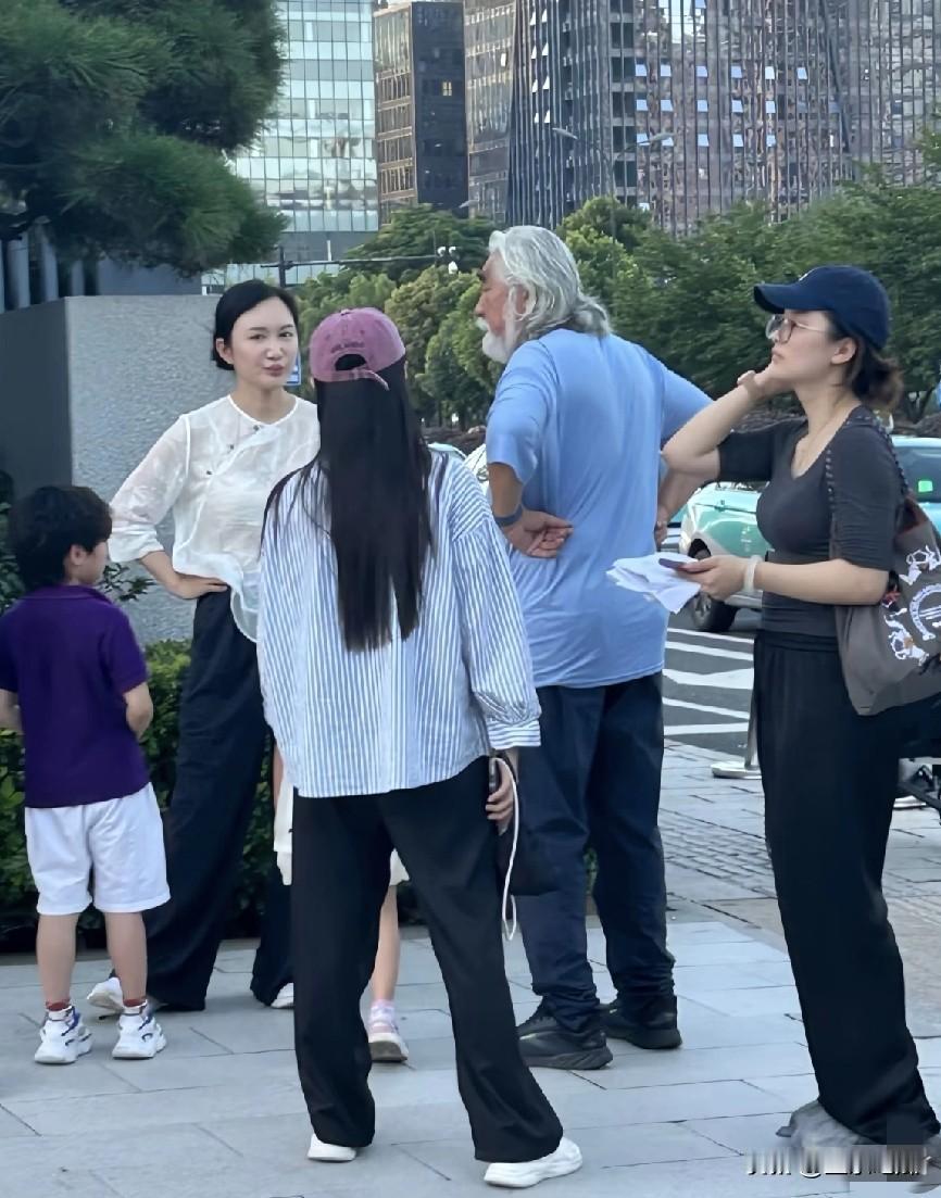 俗话说得好，不是一家人，不进一家门。瞧瞧照片里大导演张纪中和他现任妻子站着交谈时