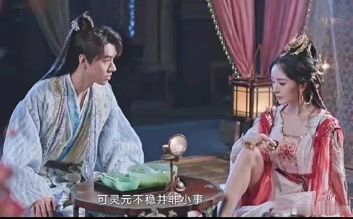 不理解这个腿为啥要露的这么刻意，明明很美的画面却被一条腿毁了…… ​​​