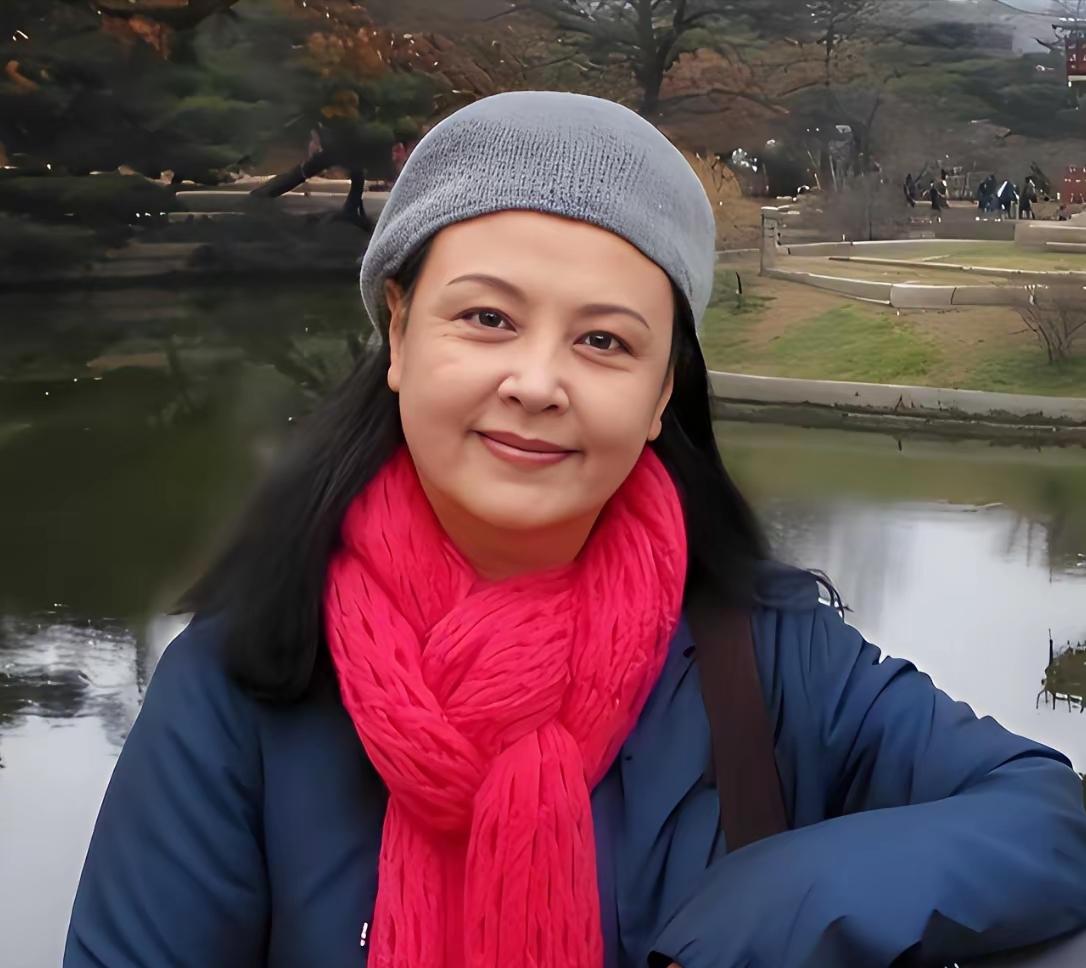 太让人动容！薛淑杰早年身兼主持人与演员，事业巅峰时甘愿息影六年专心陪伴儿子成长。