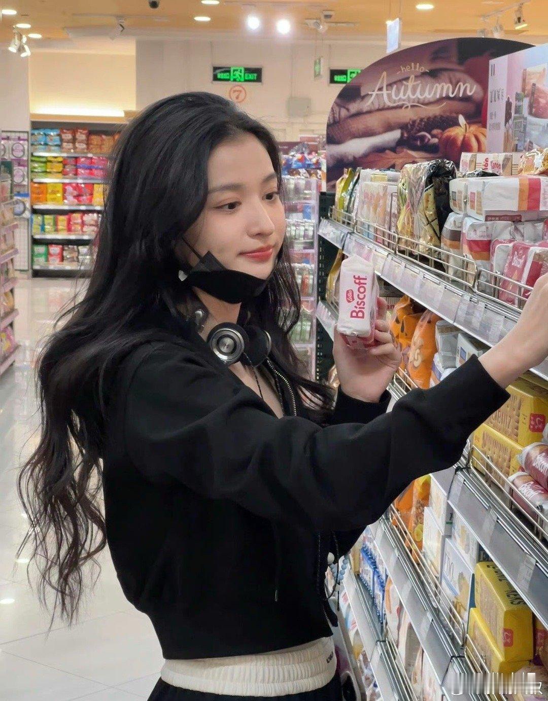 王楚然出来进货了，而我们却大饱眼福了！ ​​​