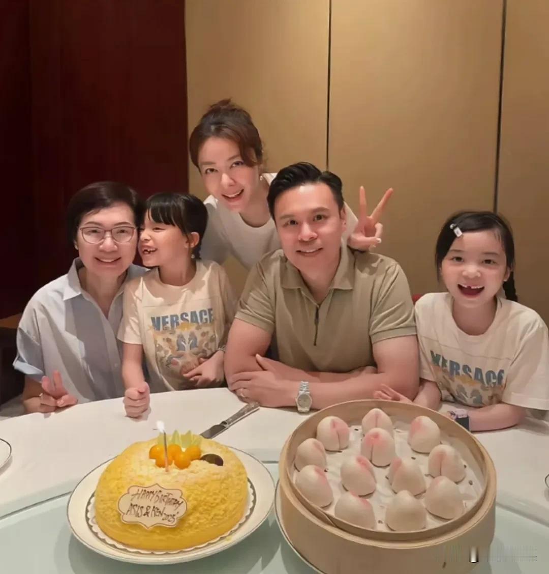 熊黛林为老公庆生，48岁的富二代老公好帅气，一家子吃寿桃，吃蛋糕，场面好温馨。
