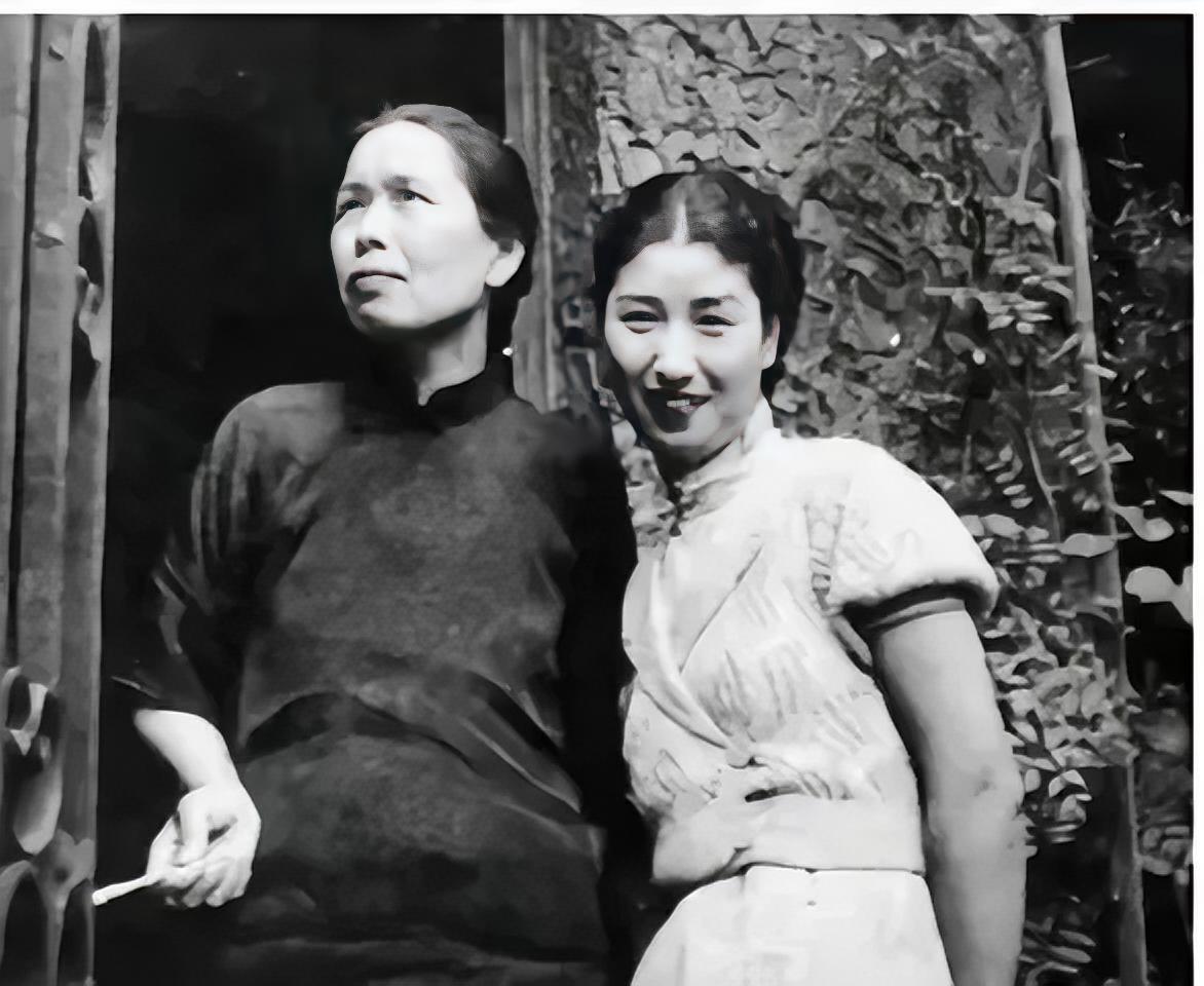 1940年深夜，民国大美女郑苹如，被秘密押到小树林执行枪决。特务垂涎她的美色，犹