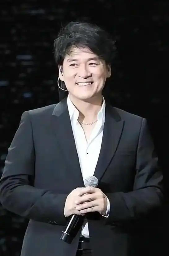 周华健混血长子周厚安在社媒上宣布结婚，并首度公开与妻子的婚礼合照。 5月30日，
