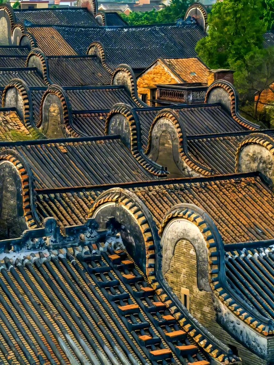 镬（huò）耳屋是岭南传统民居的代表，因其山墙状似镬耳，故称“镬耳屋”。 ​​​