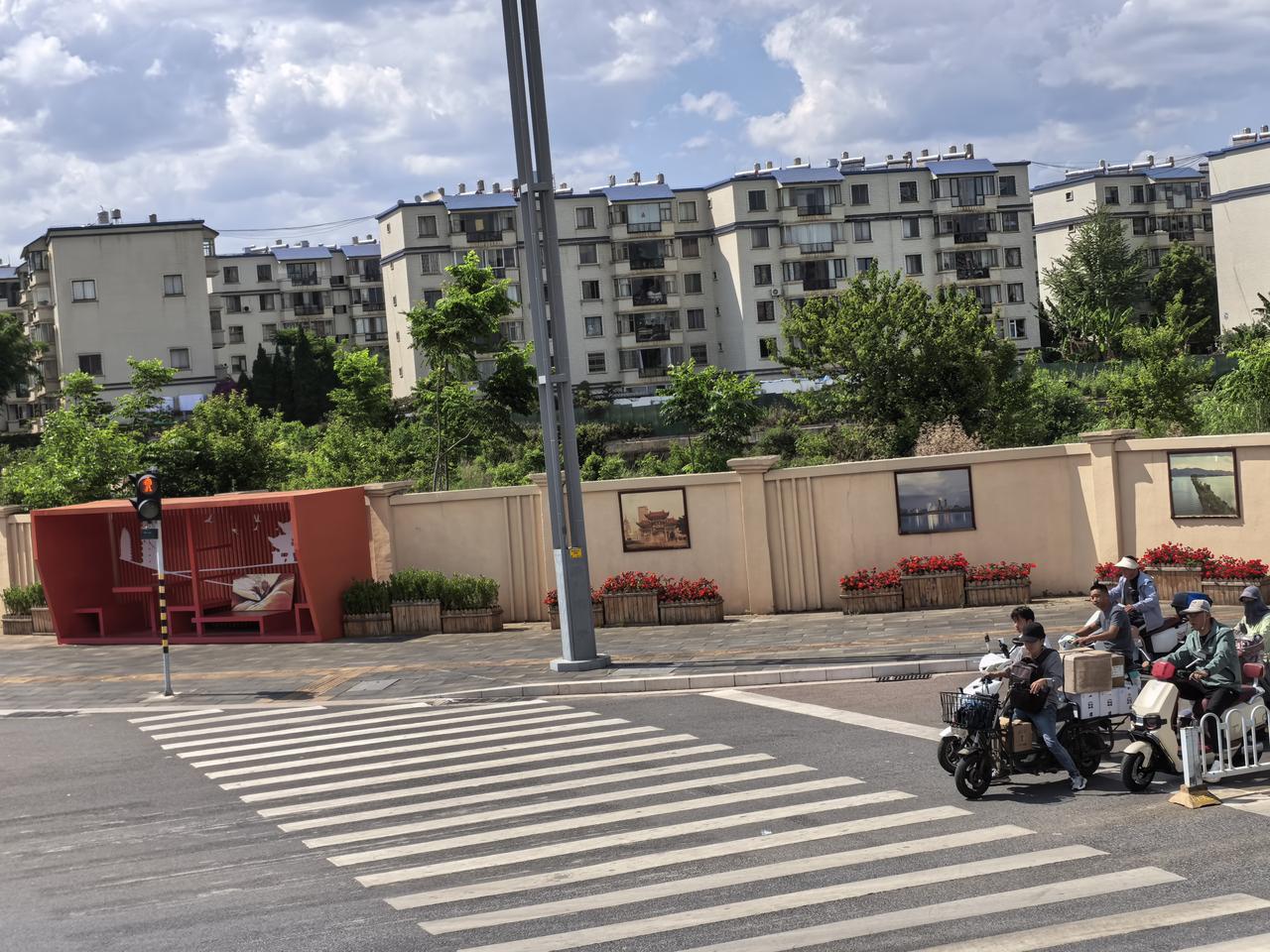这个滇池路与广福路交叉口，广福路西口地铁站的这个深坑是尚筑金座的最后一个地块，烂